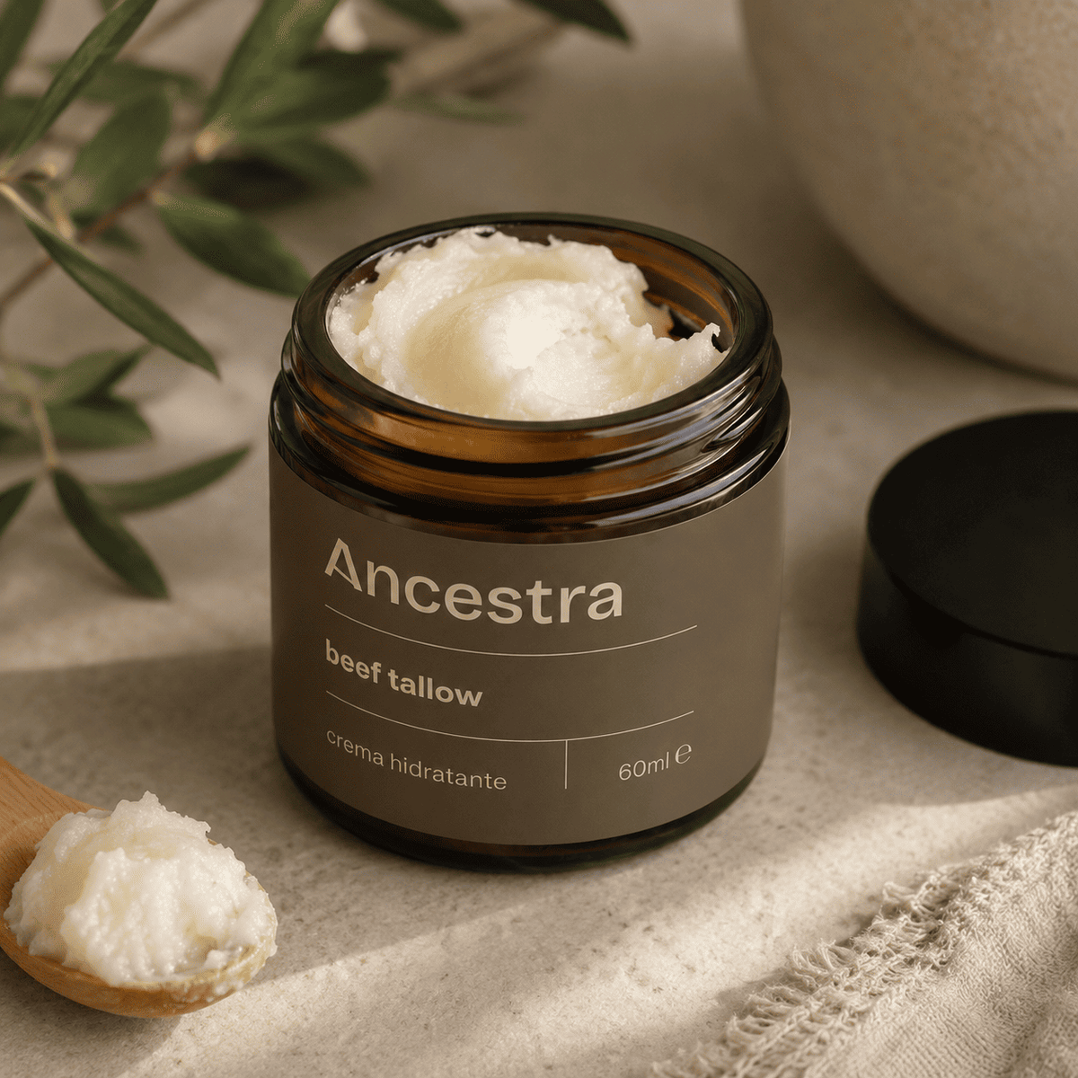 Crema hidratante de beef tallow de Ancestra con su textura en una cuchara de madera